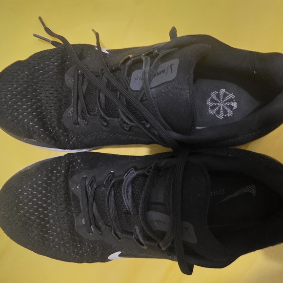 Nike Black and White Running Shoes - Picture 3 of 3